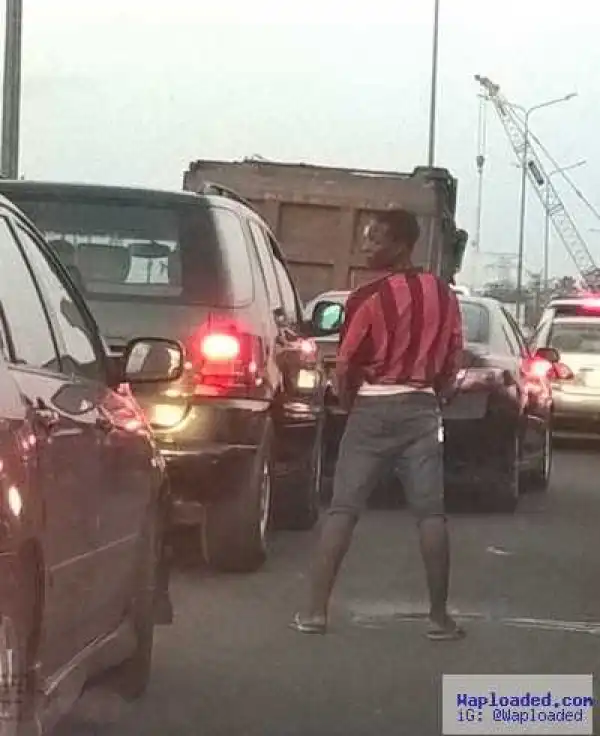 Man comes out of a bus in traffic & starts to pee on the road (photo)
